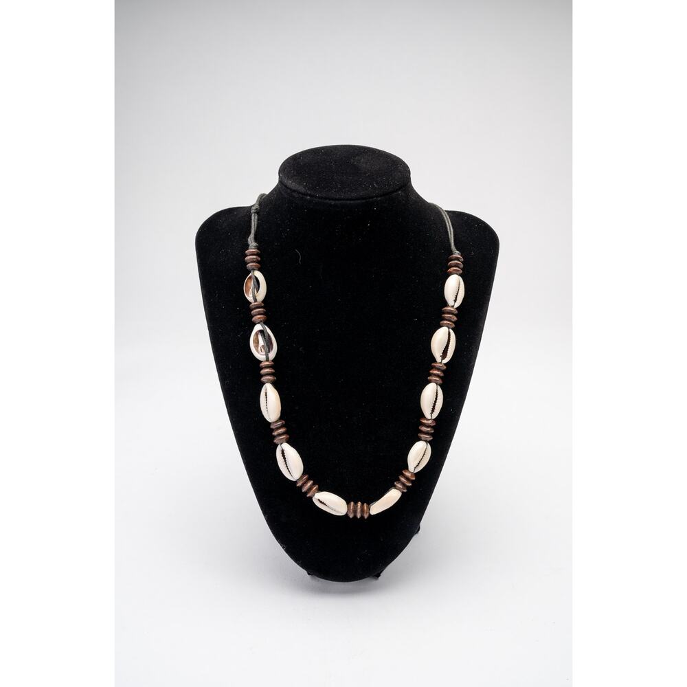 Vintage 90's Cowrie Shell necklace